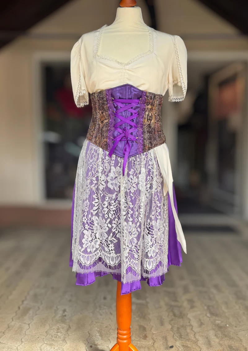 Tian von Tastique Dirndl, 4-Teiler Mieder, Rock, Schürze, lila, Gr. 38 Unikat