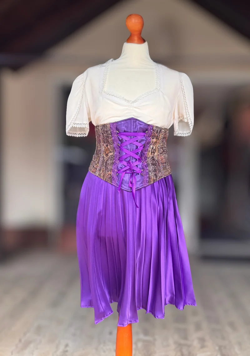 Tian von Tastique Dirndl, 4-Teiler Mieder, Rock, Schürze, lila, Gr. 38 Unikat