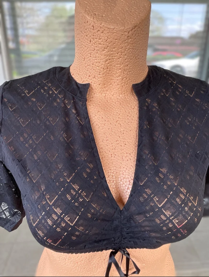 Dirndlbluse Nina von C., Lea schwarz, halbarm, V-Ausschnitt