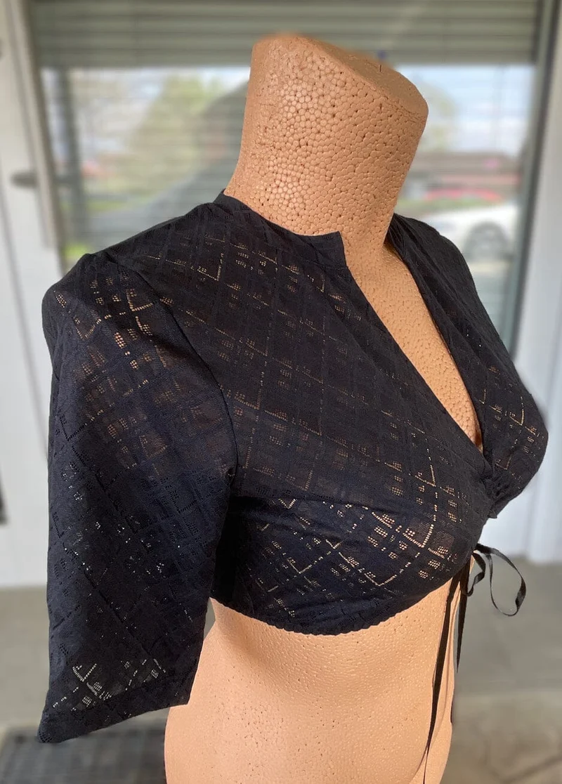 Dirndlbluse Nina von C., Lea schwarz, halbarm, V-Ausschnitt