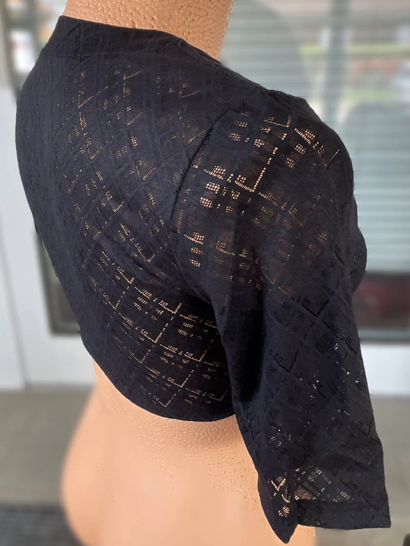 Dirndlbluse Nina von C., Lea schwarz, halbarm, V-Ausschnitt