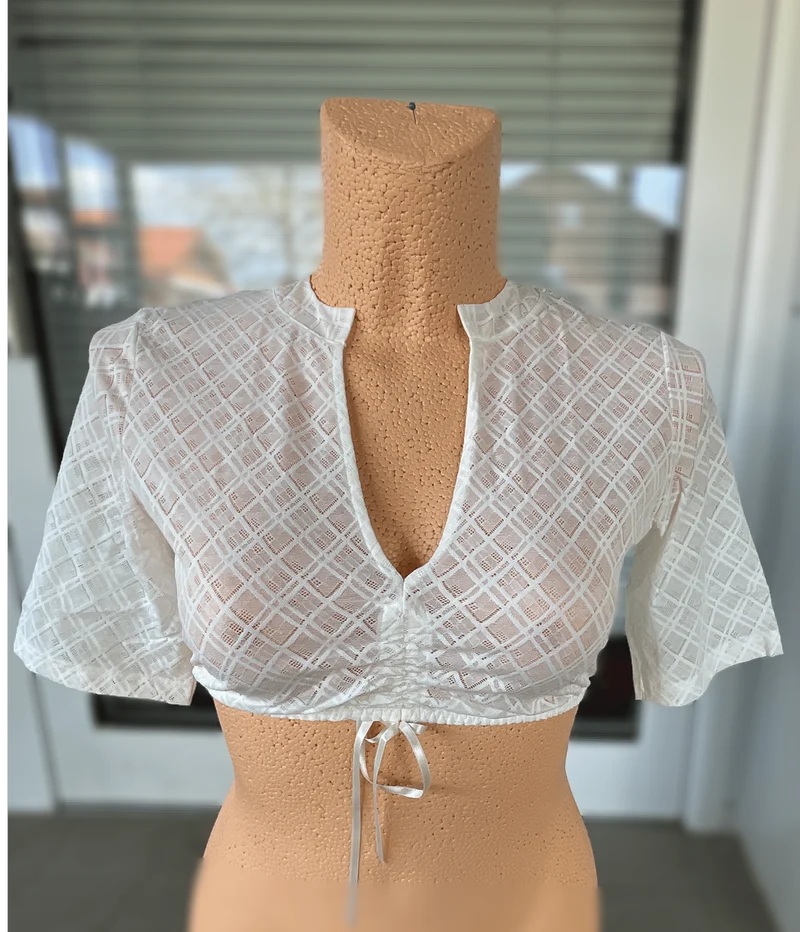 Dirndlbluse Nina von C., Lea champagner, halbarm, V-Ausschnitt