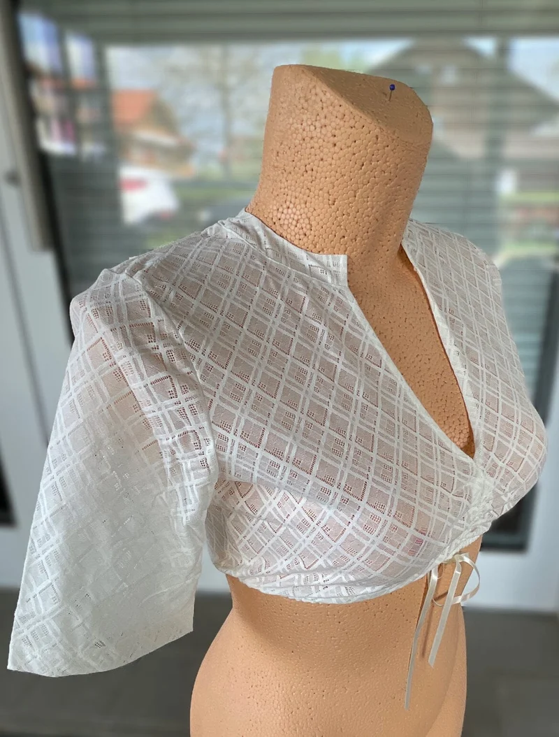 Dirndlbluse Nina von C., Lea champagner, halbarm, V-Ausschnitt