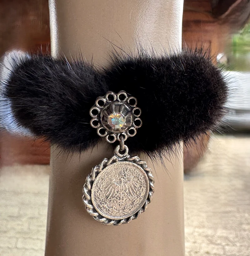 Trachten Armband, schwarz, Fell, Münze, Pelz