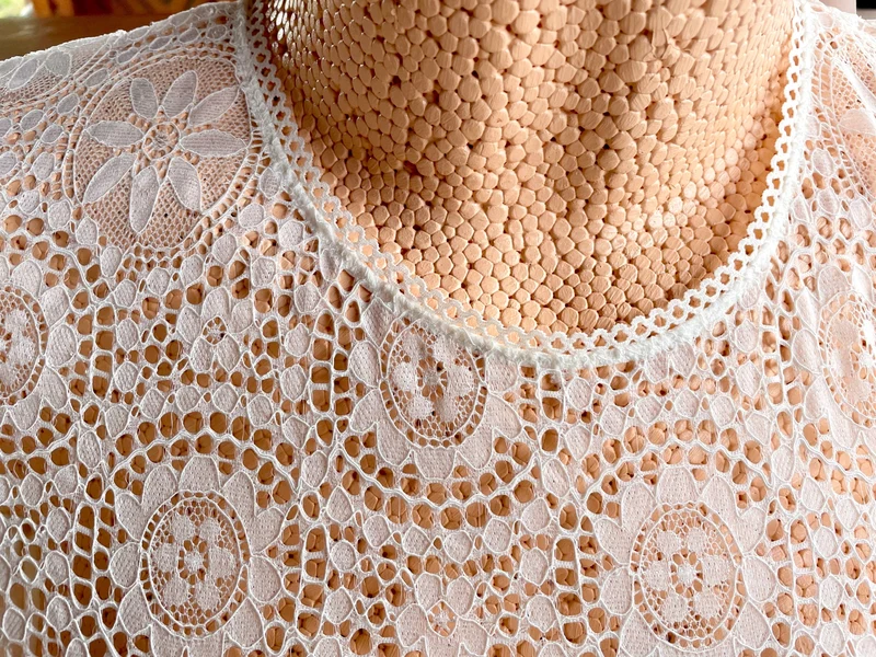 Dirndlbluse Nina von C., Miriam, champagner, halbarm, hochgeschlossen, Blüten
