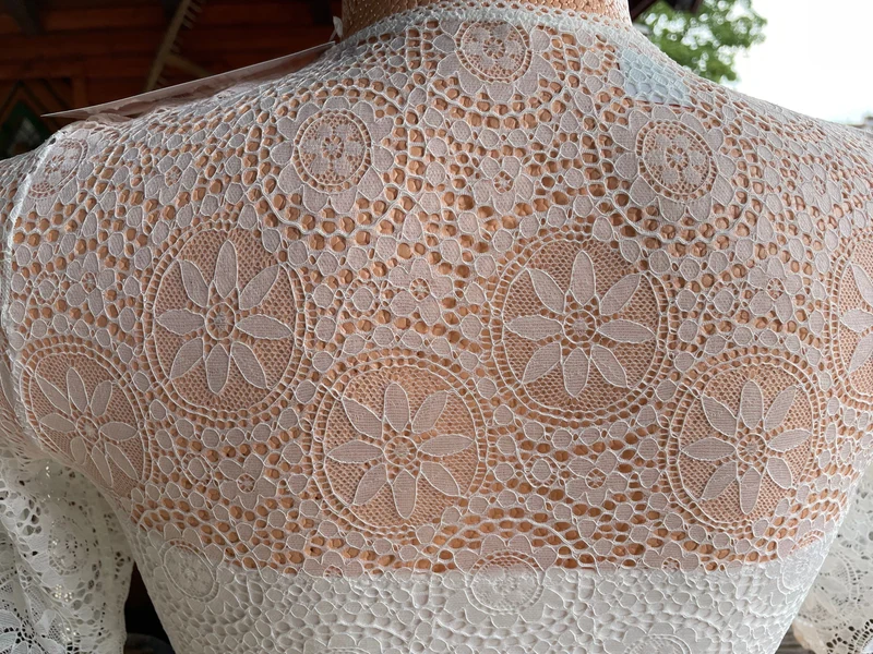 Dirndlbluse Nina von C., Miriam, champagner, halbarm, hochgeschlossen, Blüten