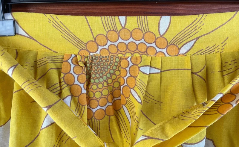 Dirndlschürze, Schürze, Retro gelb für 90er, Gr. 1