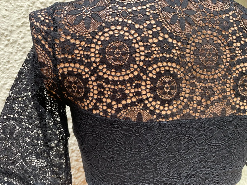 Dirndlbluse Nina von C., Miriam, schwarz, halbarm, hochgeschlossen, Blüten