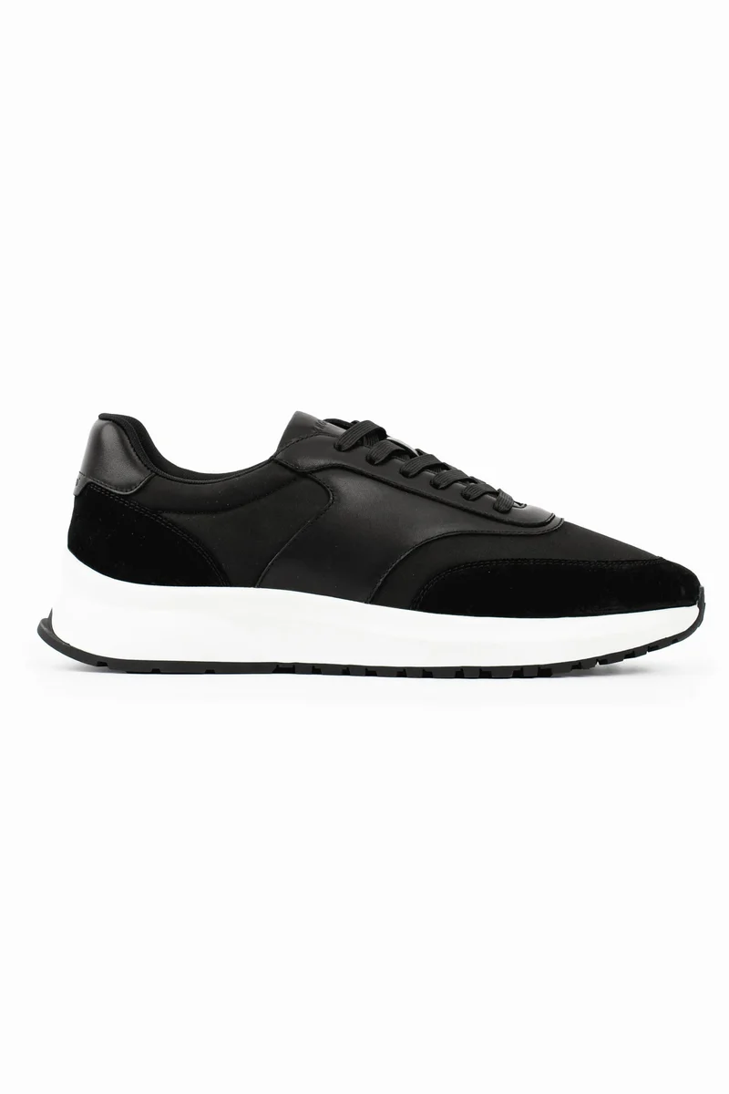 FORMA RUNNER - BLACK AND WHITE