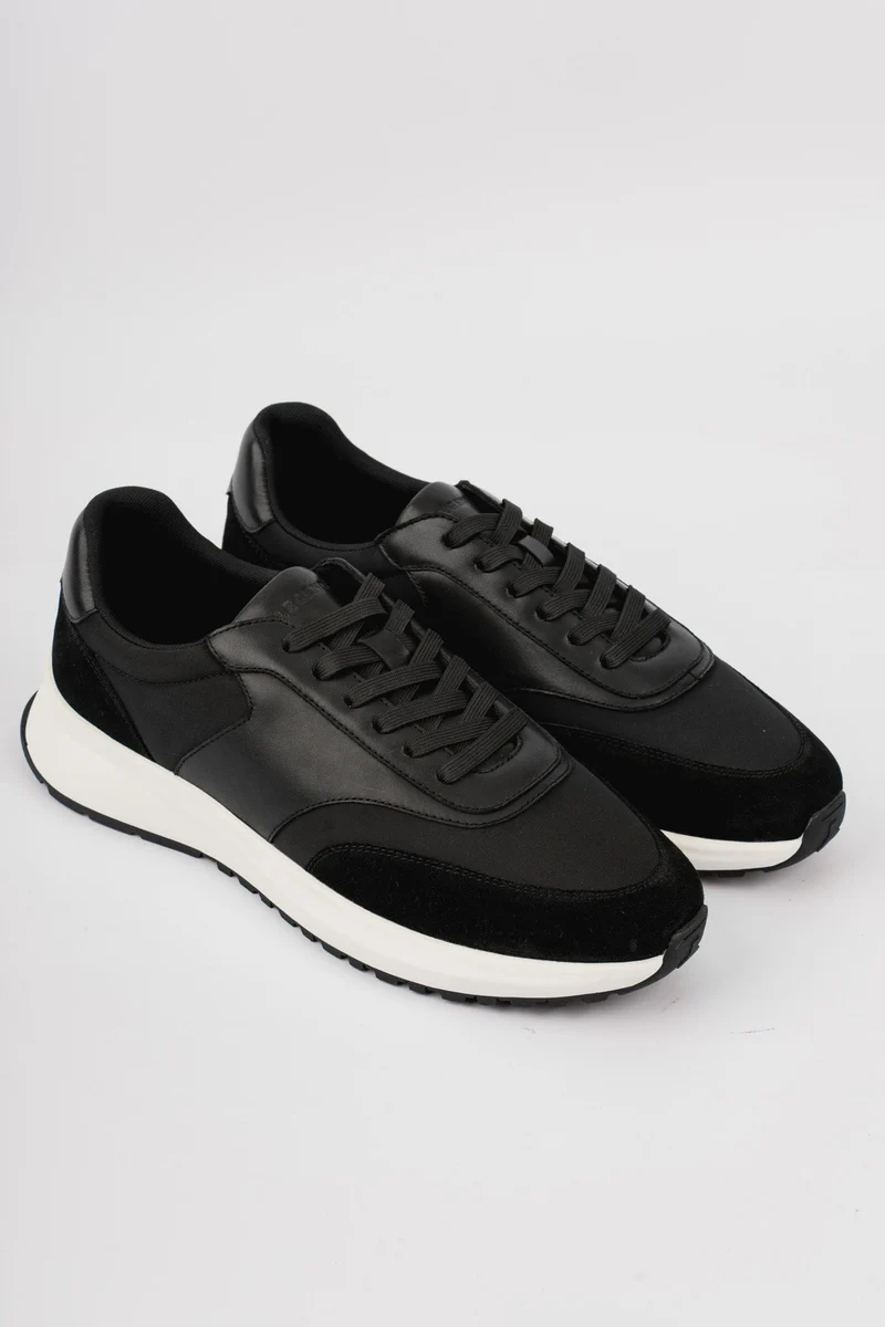 FORMA RUNNER - BLACK AND WHITE