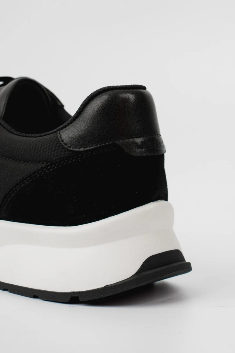 FORMA RUNNER - BLACK AND WHITE