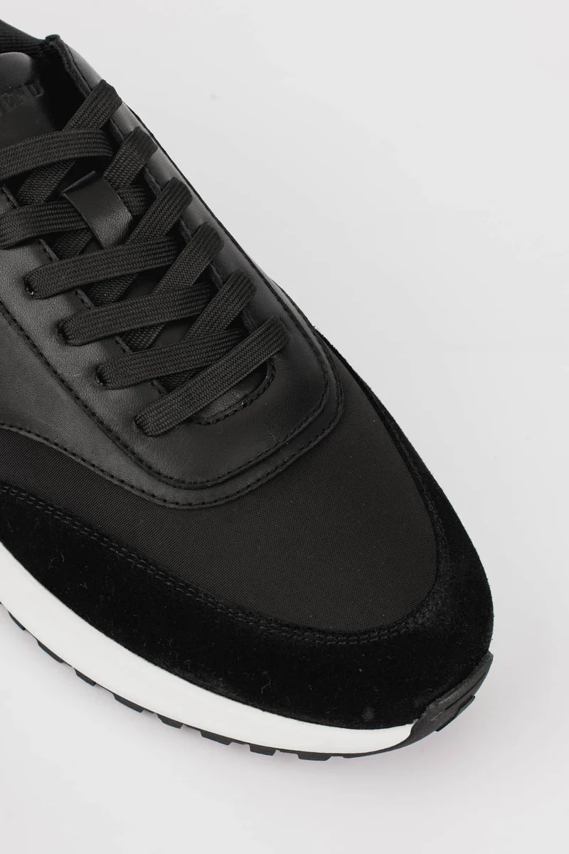 FORMA RUNNER - BLACK AND WHITE