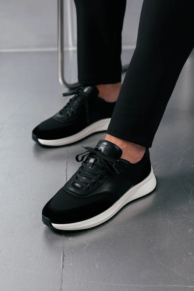 FORMA RUNNER - BLACK AND WHITE