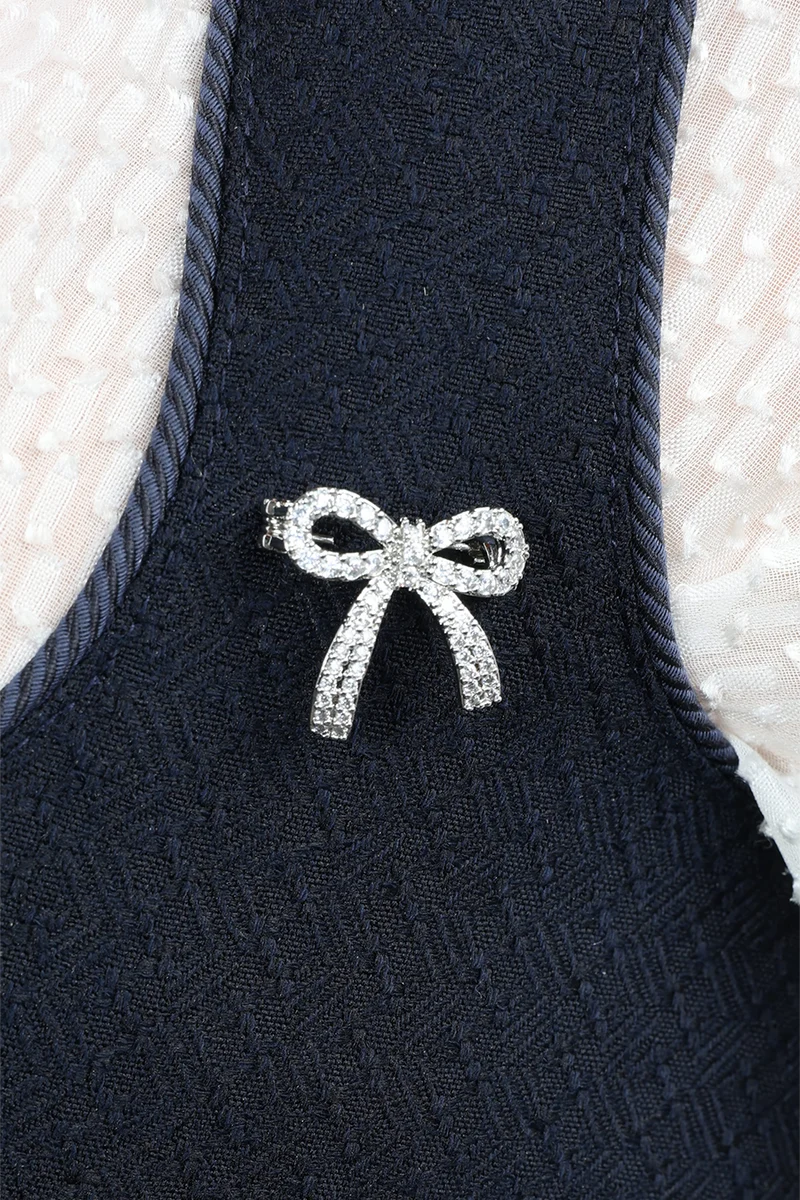 Pin Schleife mit Strasssteinchen - silber