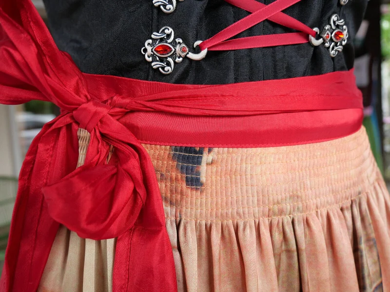 Dirndl Krüger Madl, Druckschürze, schwarz rot Midi 60 cm, Gr. 34