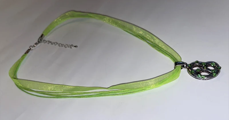 Trachten Kette mit Breze und Strass, verschiedene Farben