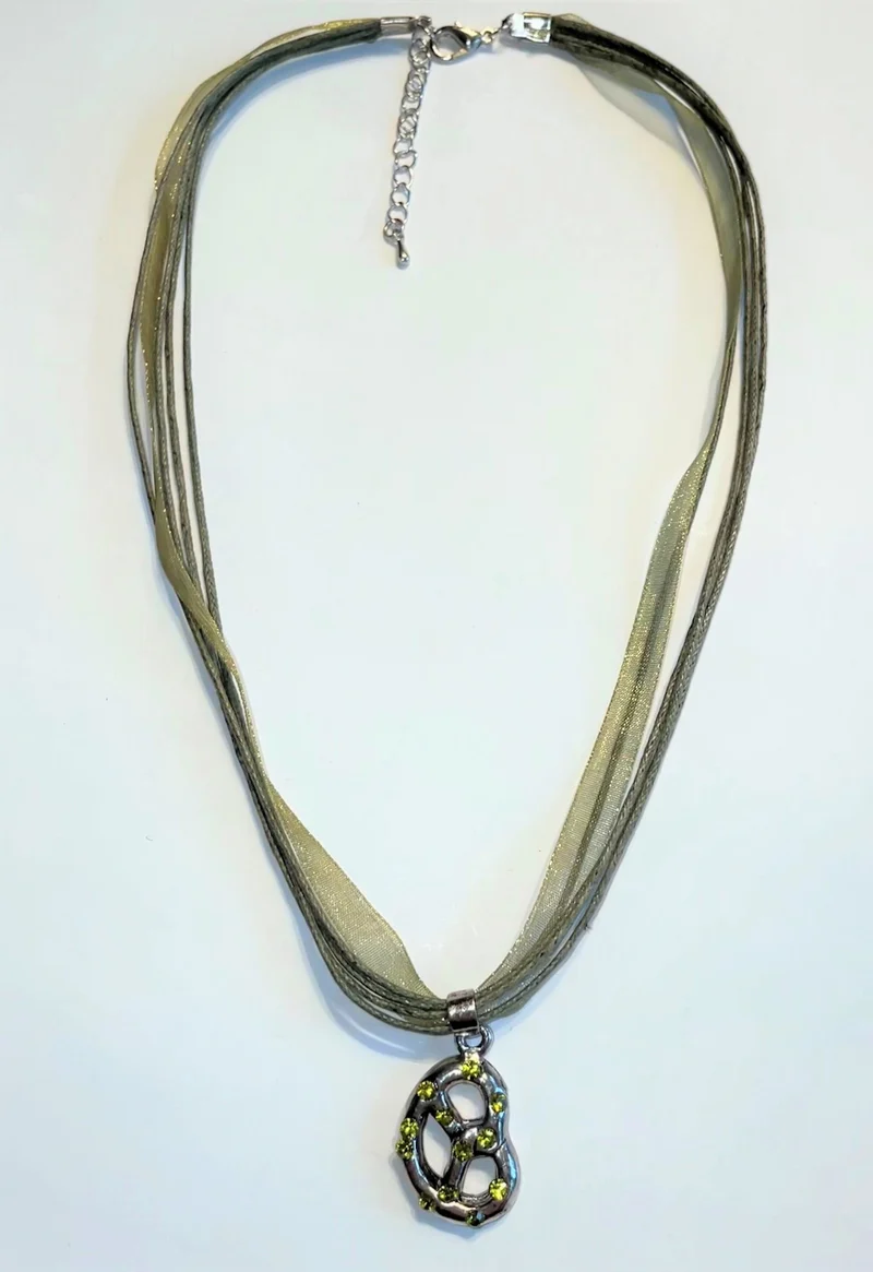 Trachten Kette mit Breze und Strass, verschiedene Farben