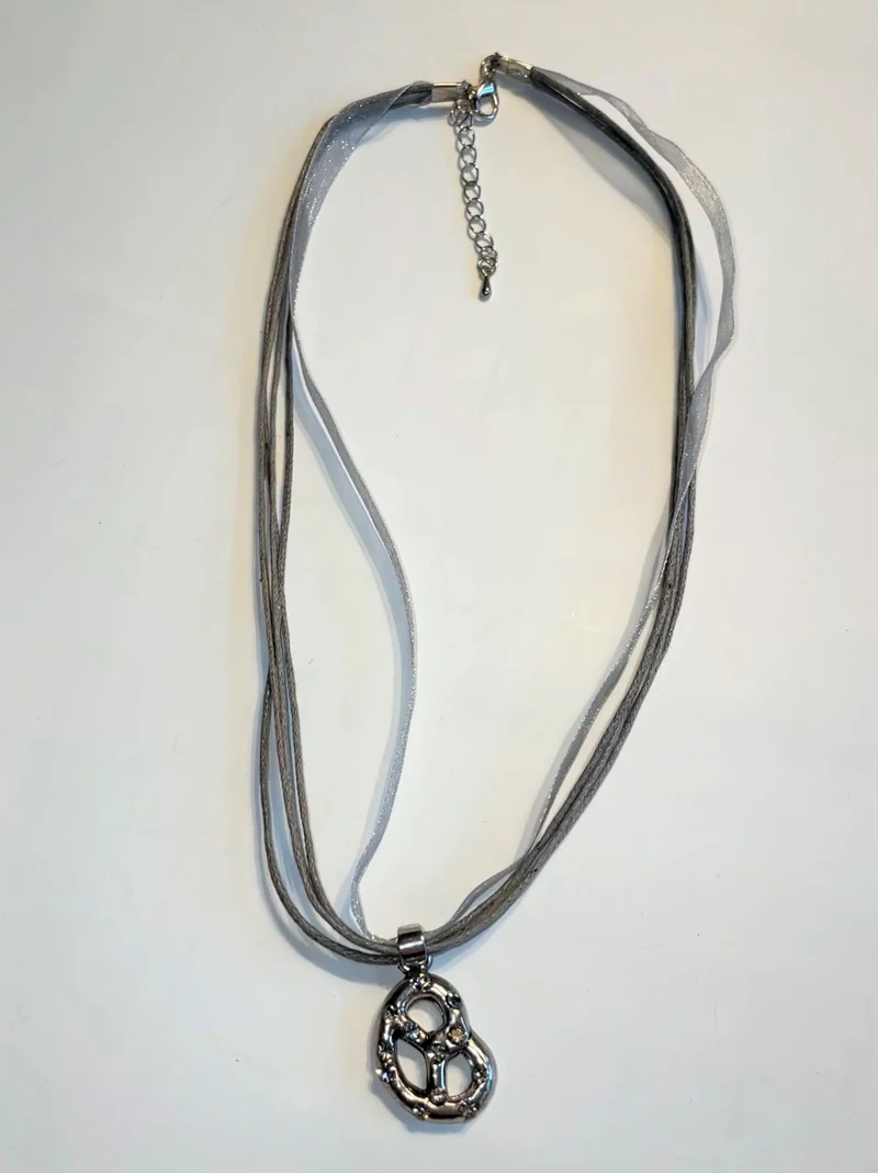 Trachten Kette mit Breze und Strass, verschiedene Farben
