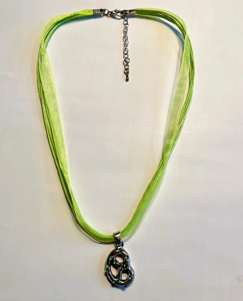 Trachten Kette mit Breze und Strass, verschiedene Farben