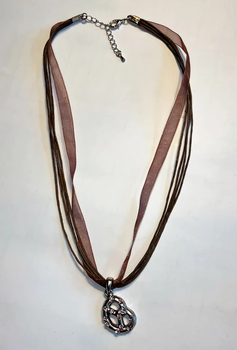 Trachten Kette mit Breze und Strass, verschiedene Farben