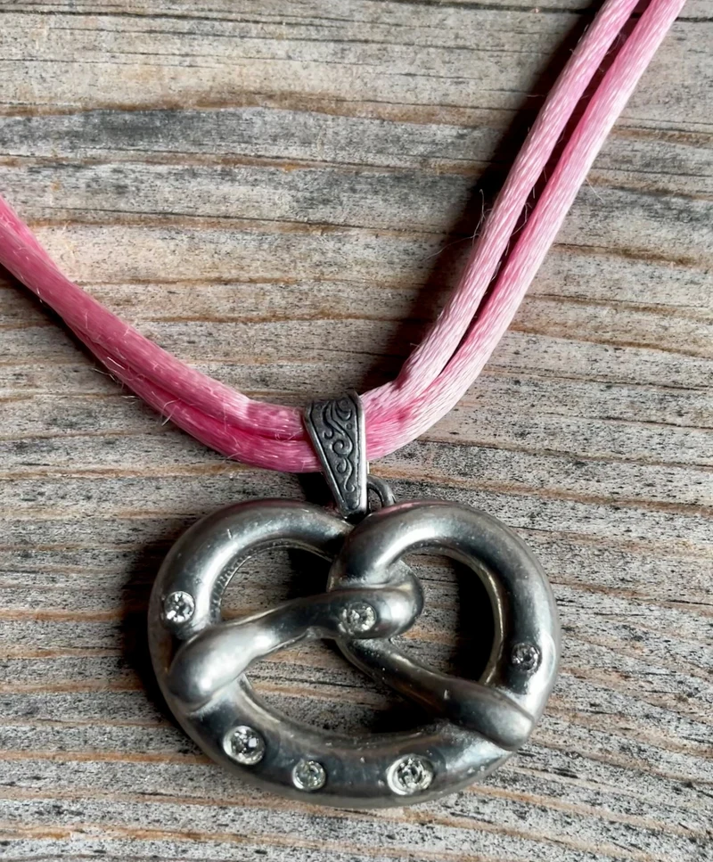 Trachten Kette rosa Satinband mit Swarowski Breze