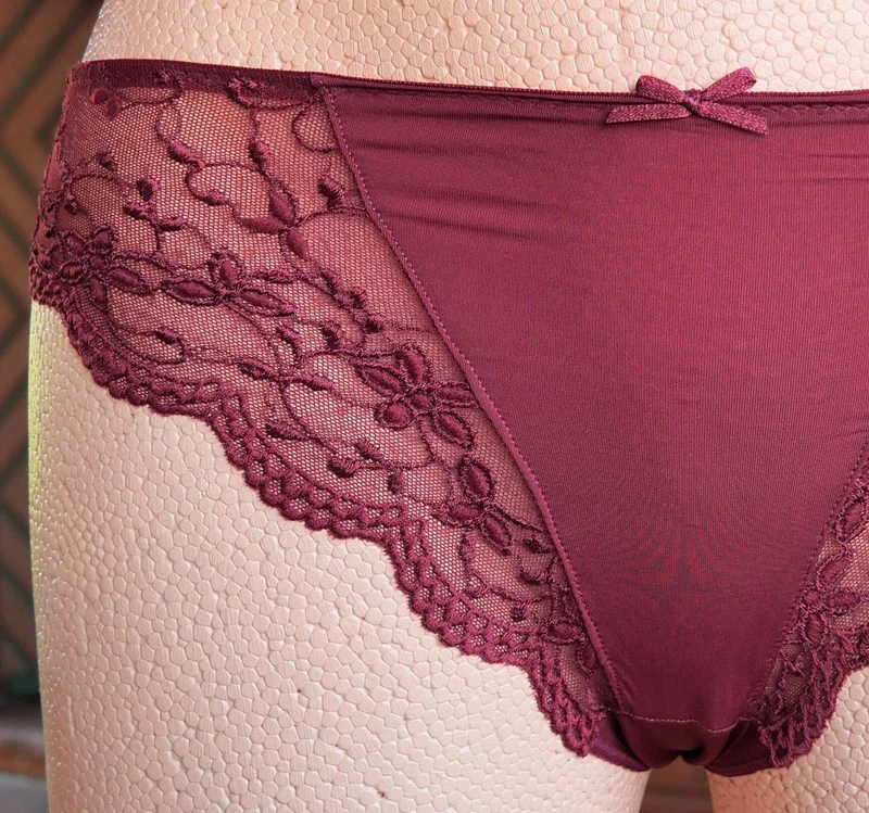 String, Nina von C., burgund, Spitze
