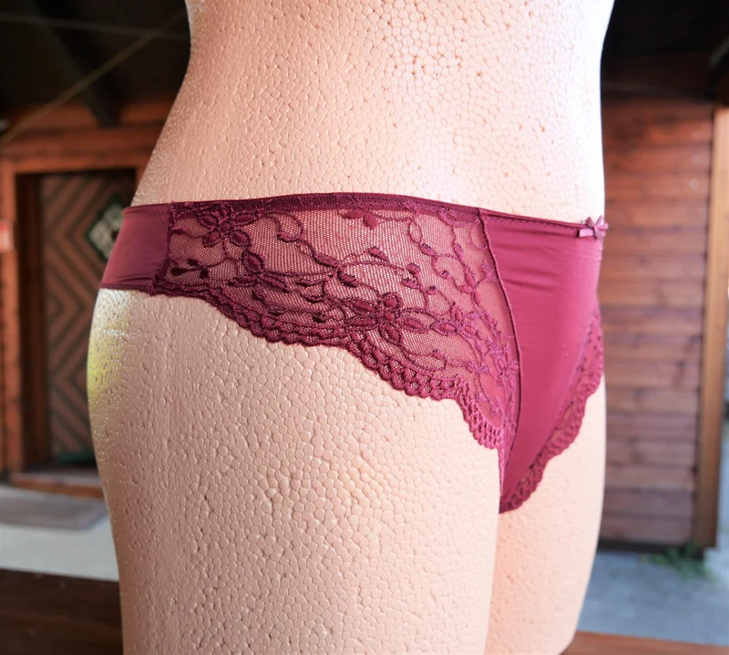 String, Nina von C., burgund, Spitze