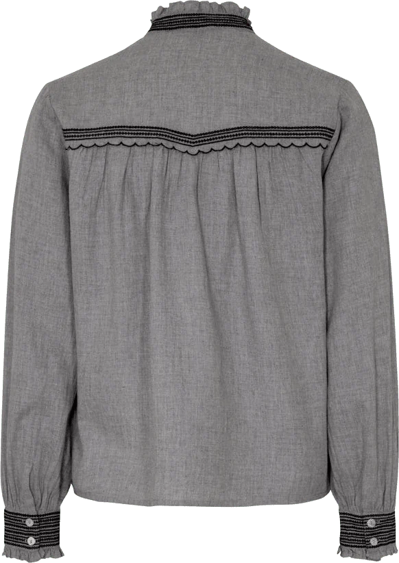 MODELL: DELIA