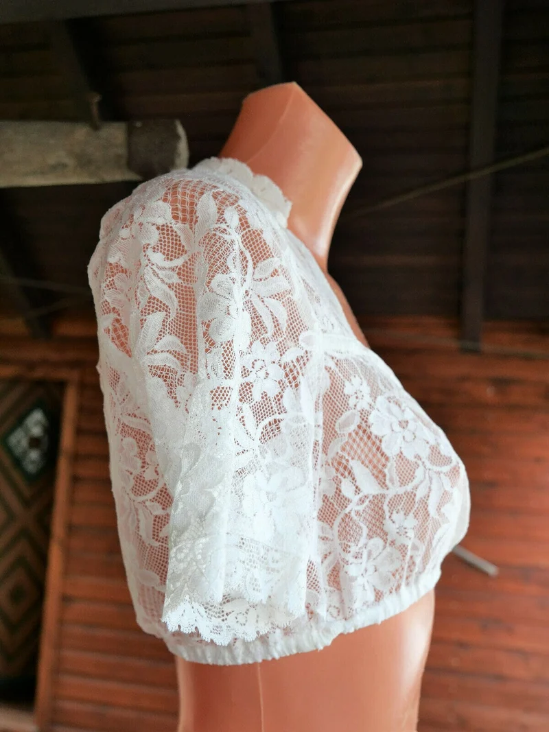 Dirndlbluse CocoVero, Silvie, Stehkragen, V-Ausschnitt, Spitze, ecru