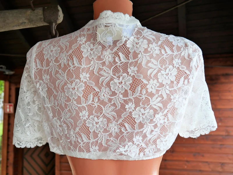 Dirndlbluse CocoVero, Silvie, Stehkragen, V-Ausschnitt, Spitze, ecru