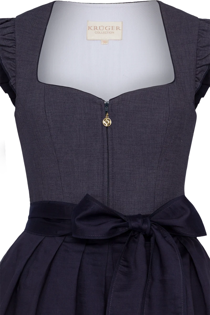 Einfarbiges Dirndl mittellang mit Flügelärmel