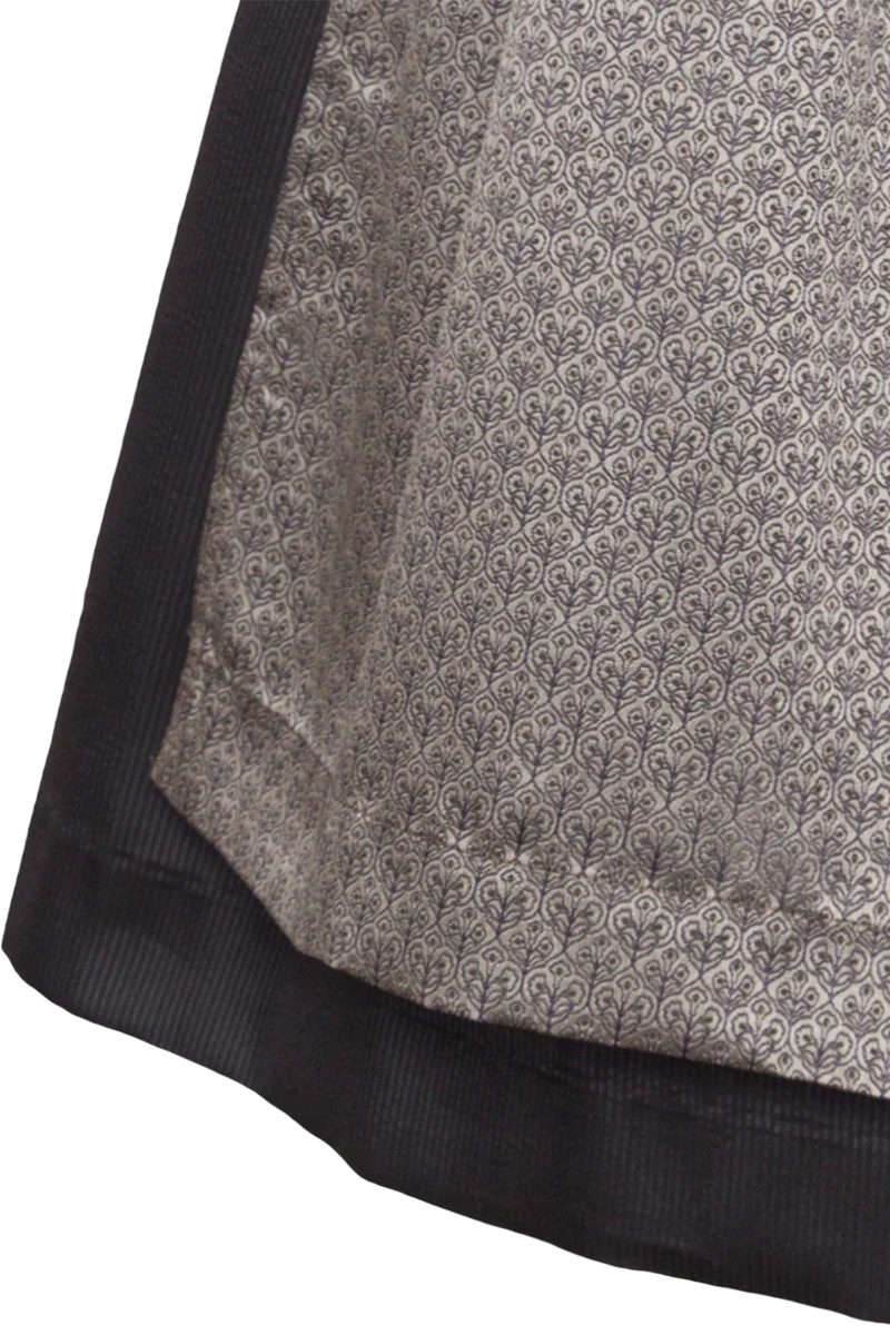 Kurzes Samtdirndl mit Jacquardschürze