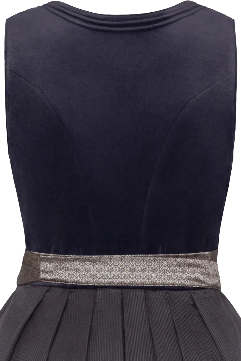 Kurzes Samtdirndl mit Jacquardschürze