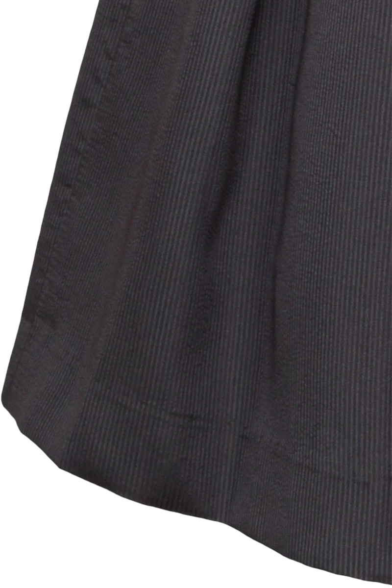 Kurzes Samtdirndl mit Jacquardschürze
