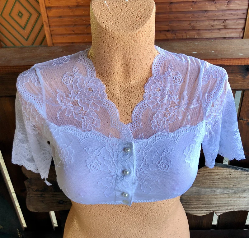 Dirndlbluse Nina von C, Julia, weiß, Spitze, Knöpfe