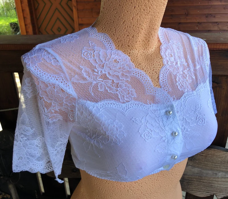 Dirndlbluse Nina von C, Julia, weiß, Spitze, Knöpfe