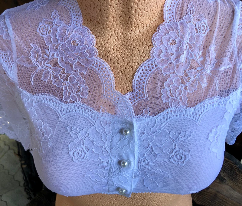 Dirndlbluse Nina von C, Julia, weiß, Spitze, Knöpfe