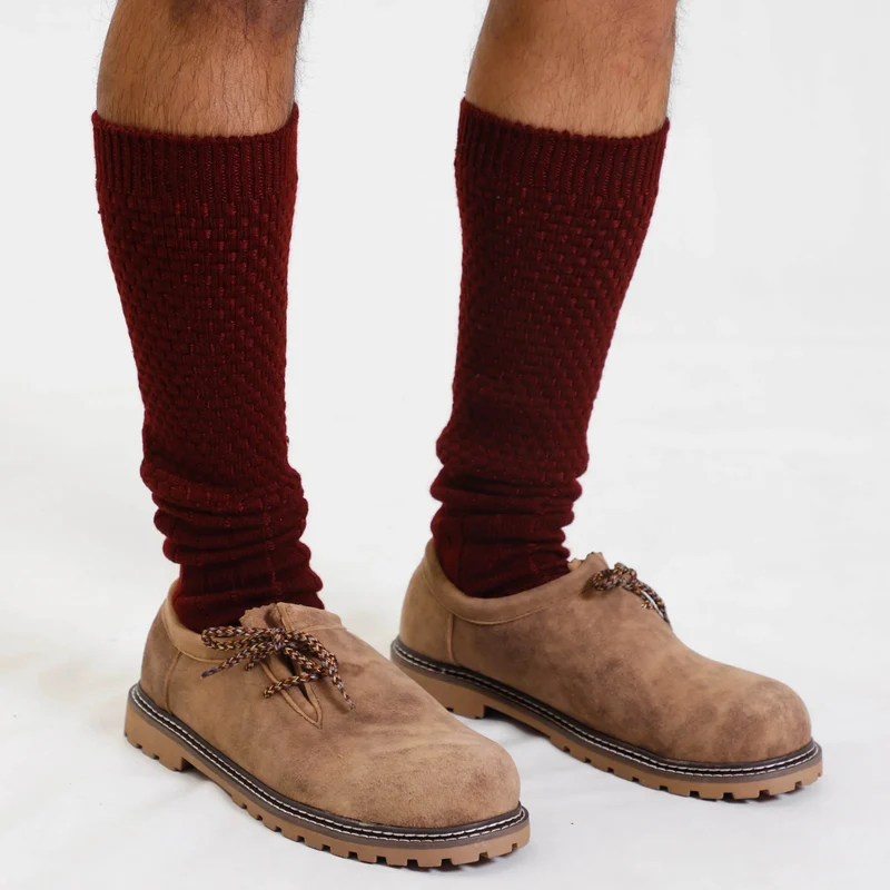 Kniehohe Trachtensocken zur kurzen Lederhose