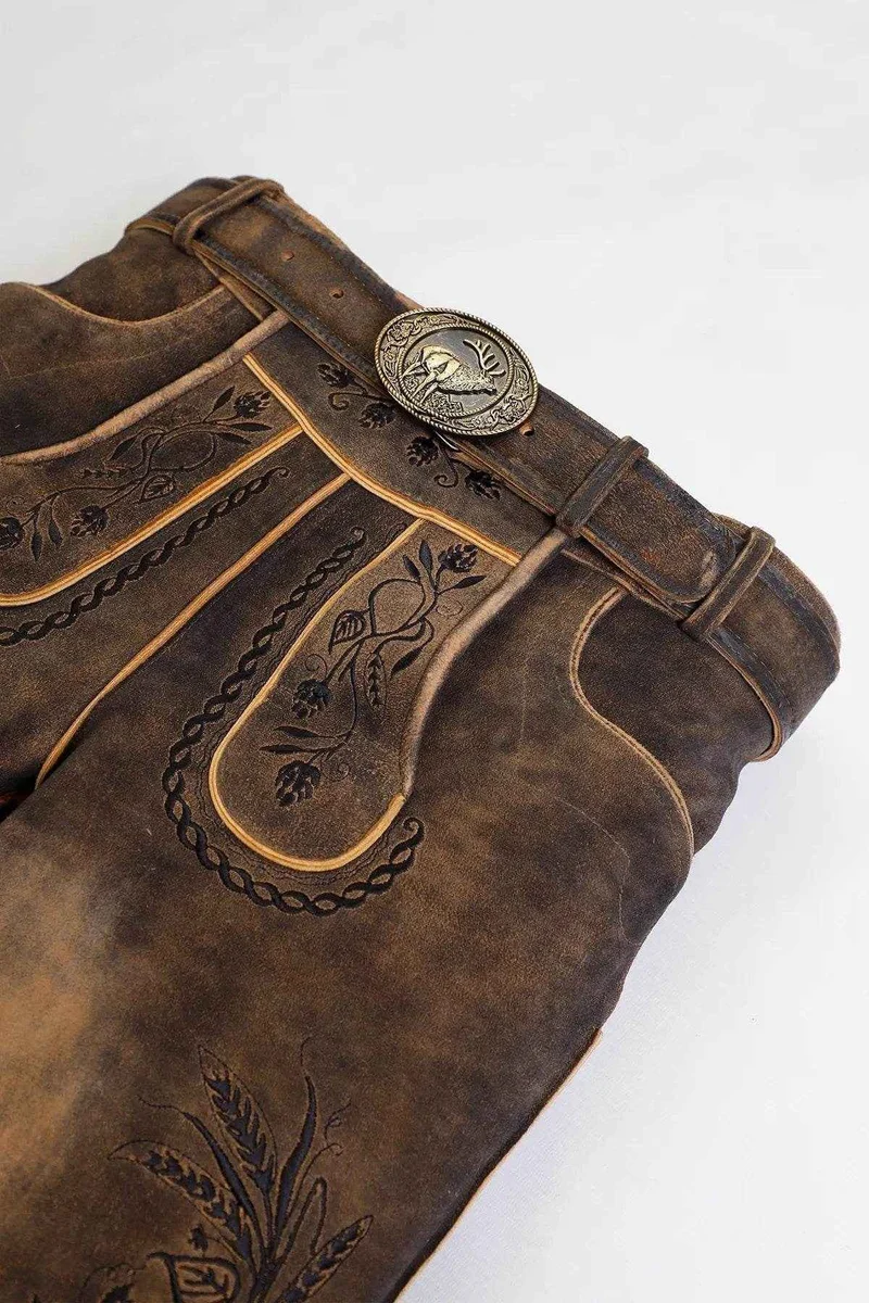 Zünftige Herren Lederhose aus Wildleder mit Hirschmotiv